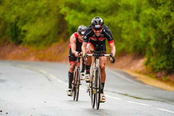Quels étirements recommander pour éviter les crampes lors d'une course cycliste ?