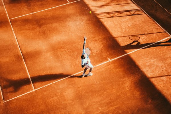 Comment développer une tactique de match efficace en double au tennis ?